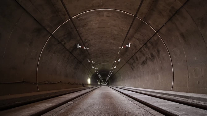 Шофьорите да се движат с повишено внимание в тунели Железница