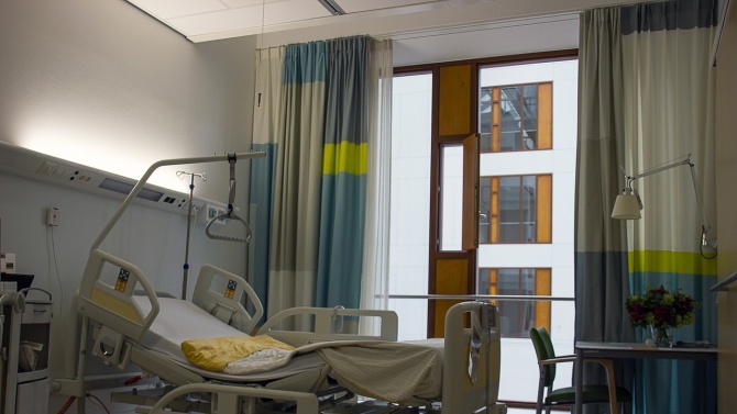 Проверяват болницата във Велико Търново заради смъртта на младеж с коронавирус