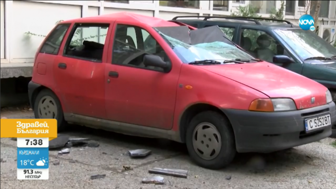 Фасадна плоча премаза автомобил в центъра на София. По чудо