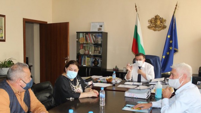 Подобряване обслужването на пациенти с COVID-19 в Дупница обсъдиха министър Ангелов 