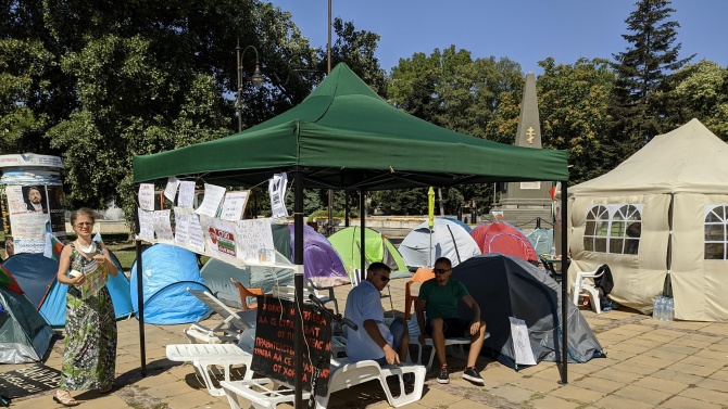 Остават блокадите в София, нищо че дъждът наводни палатки и унищожи плакати