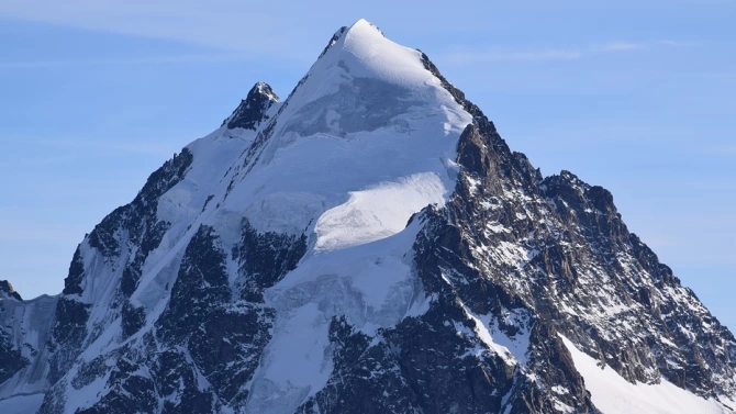 Ледник в швейцарските Алпи се разцепи на две Малки лавини