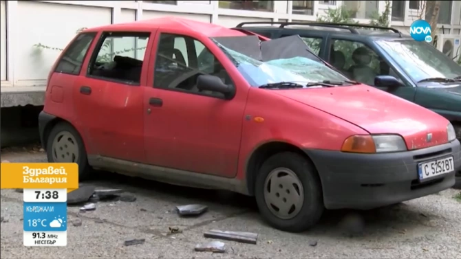 Фасадна плоча премаза автомобил в центъра на София По чудо