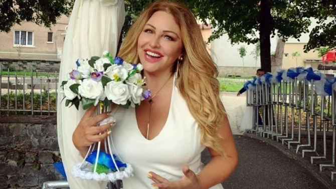 Сватба очаква Рени На певицата й е предречено още веднъж