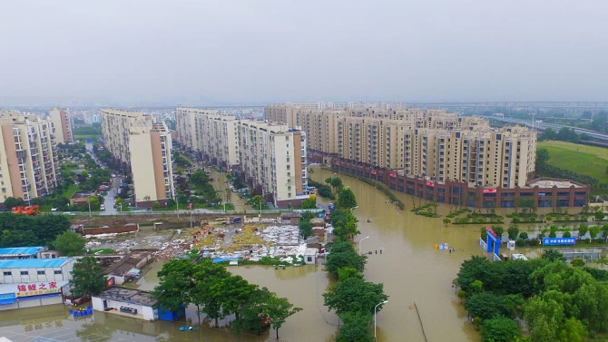Заради летните наводнения в Китай 200 души са загинали или