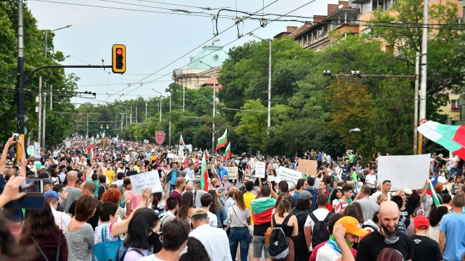 Твърдите партийни ядра остават твърди а повече от половината българи