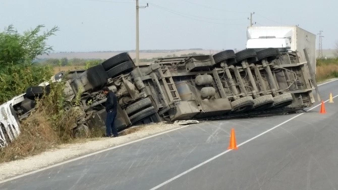 Затварят временно пътя Разград Русе заради катастрофа с товарен автомобил съобщават