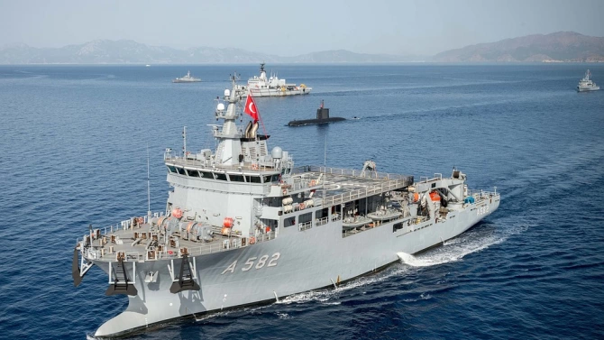 Осем изтребителя на военновъздушните сили на Турция охраняват сеизмографския кораб