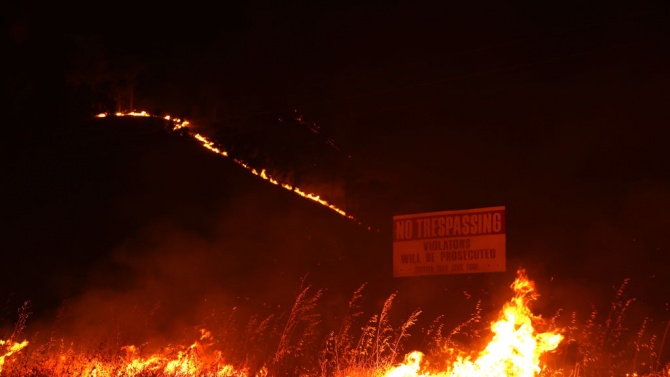 Евакуация на десетки хиляди души в Калифорния заради разрастващите се горски пожари 