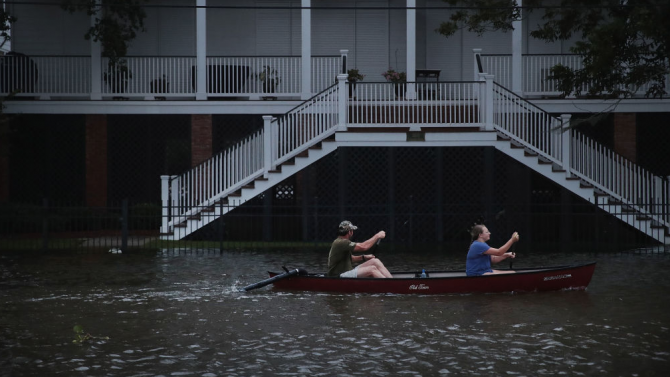 Eвакуират жители на американския щат Луизиана заради приближаването на две силни бури