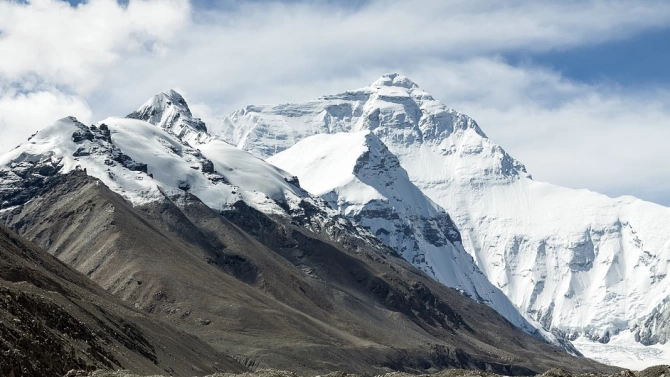 Непал отвори границите си с първите международни полети след месеци
