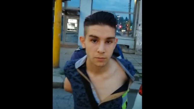 Видео в социалните мрежи разкри как младеж е задържан на