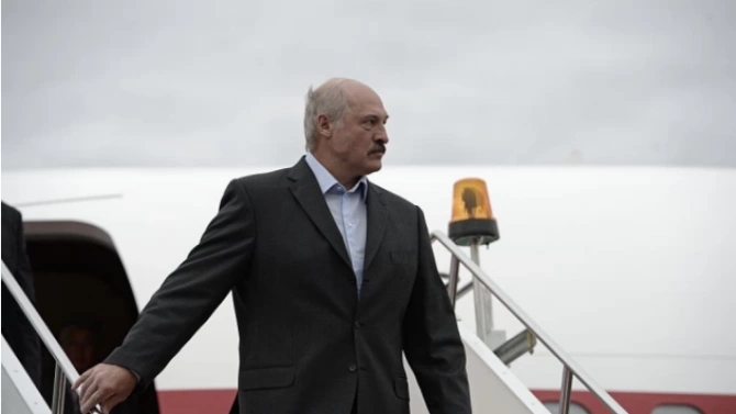 Беларуският президент Александър Лукашенко пристигна с хеликоптер в резиденцията си