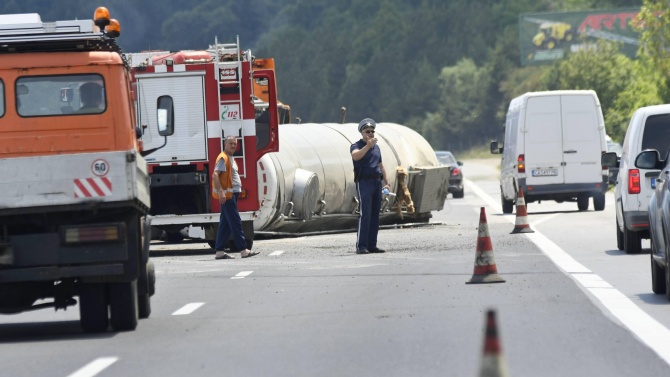 Произшествие с товарен автомобил с цистерна затвори пътя Бяла -