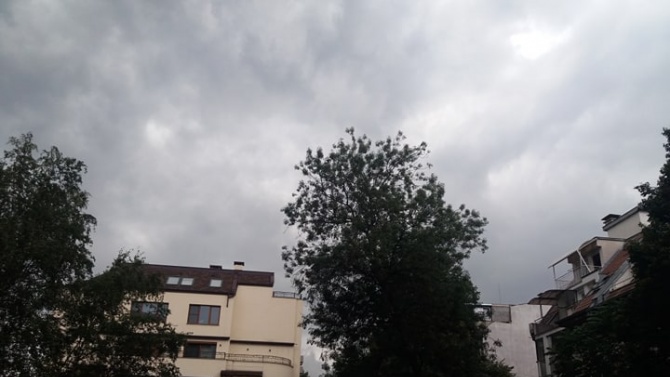 Черни облаци в небето над София, буря връхлетя града