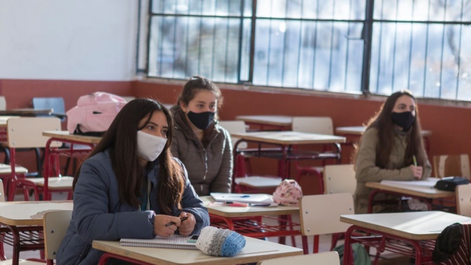Великобритания с нови инструкции за носенето на маски в средните училища