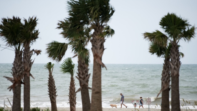 Ураганът Лаура достигна бреговете на щата Луизиана, след като се