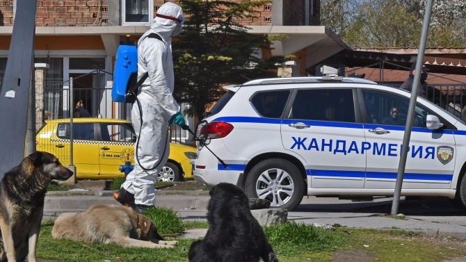 Дезинфекцията на обществени места в София продължава