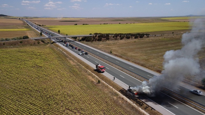 Зрелищна катастрофа между ТИР и лека кола затапи магистрала „Тракия“