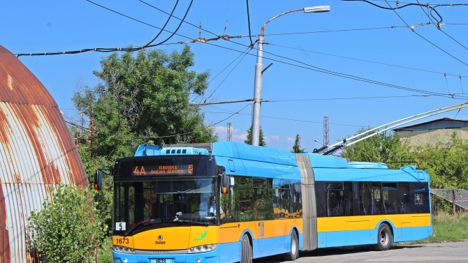 Пътуващите в тролейбусите в София, от няколко месеца чуват приятен