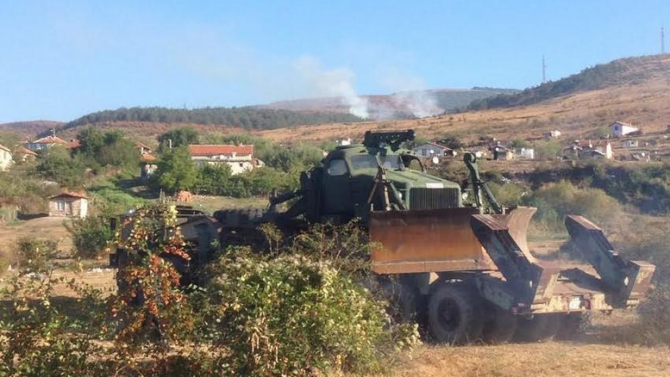 Пожарът край Сливен продължава да гори, военен хеликоптер ще помага за гасенето му 