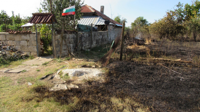 Голям пожар в Русенско достигна до къщите в село Щръклево