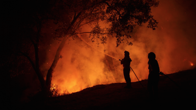 Около 2400 души се евакуираха заради горски пожар, излязъл извън
