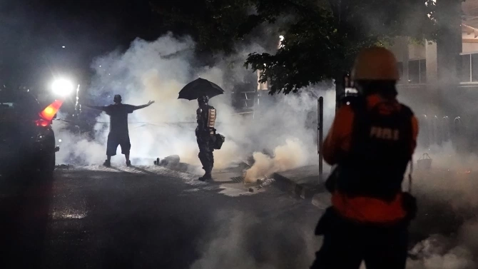 Полицейски участък бе подпален по време на протестите в американския