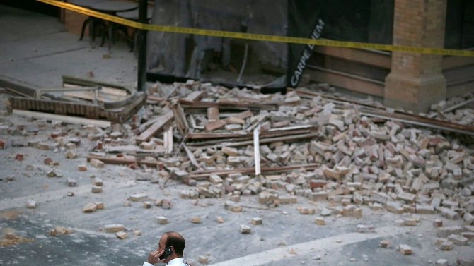 Най малко 22 ма души са ранени при срутването на пететажна жилищна