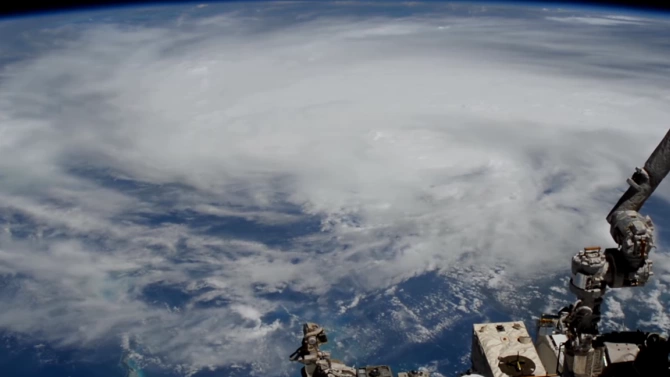 Тропическата буря Лаура е била видяна от Международната космическа станция