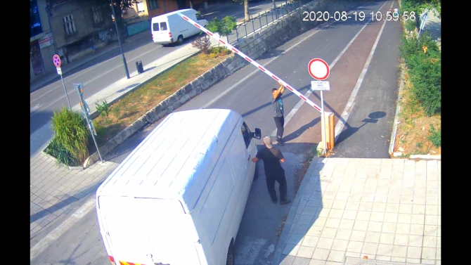 Полицията установи мъж от видеоклип в интернет влачил пътен знак