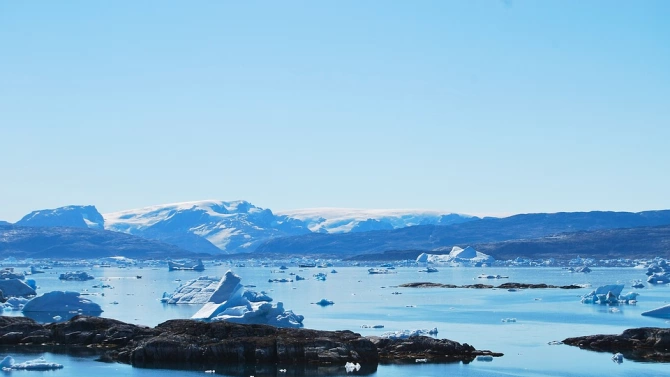 Гигантските ледени платформи във водите около Антарктида с площ над