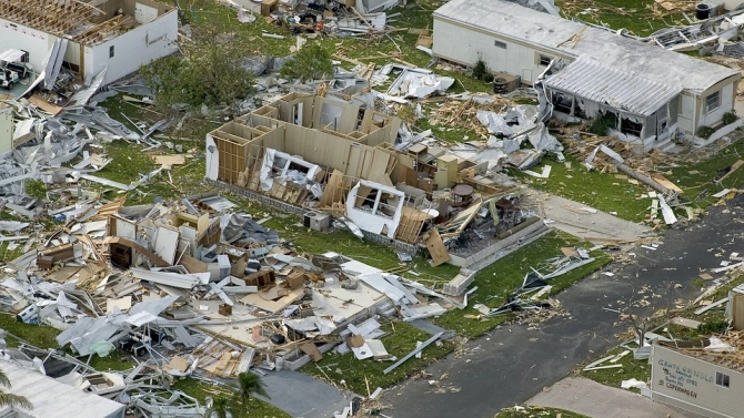 Лаура удари американското крайбрежие като мощен ураган от 4 та степен
