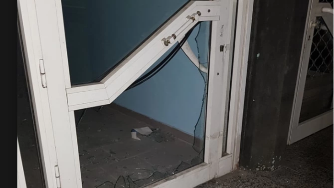 Вандали изпочупиха стъклото на офис на ГЕРБ в ж к