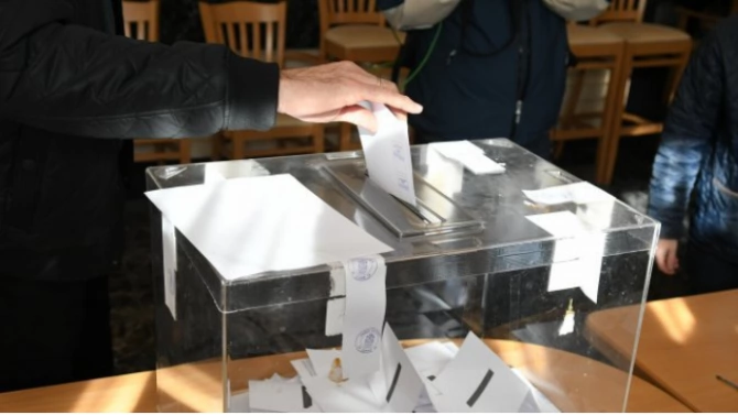 Черногорците гласуват днес в оспорвани парламентарни избори като нито дългогодишната