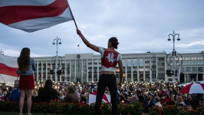 Най малко 100 000 души протестират днес срещу беларуския президент Александър