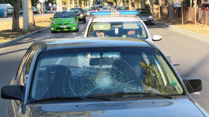 Кола отнесе 30-годишна жена на пешеходна пътека в Русе 