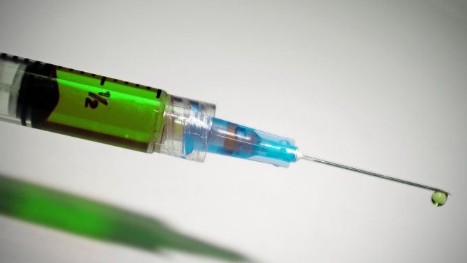 Бързането с непроверена COVID-ваксина може потенциално да влоши пандемична криза.
