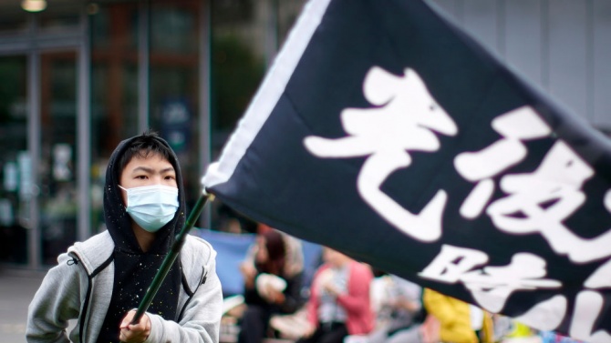 Полицейски сили за борба с безредиците в Хонконг използваха лютив