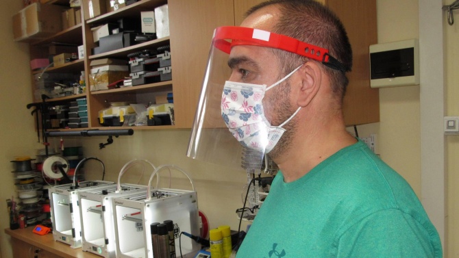 Маските с филтри и защитните шлемове не спират разпространението на коронавируса 