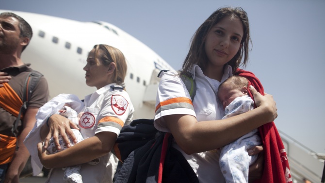 Заразена с коронавирус мигрантка е родила по време на полет с хеликоптер