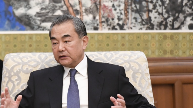 Китайският външен министър Ван И не приключи съвсем с "подвита