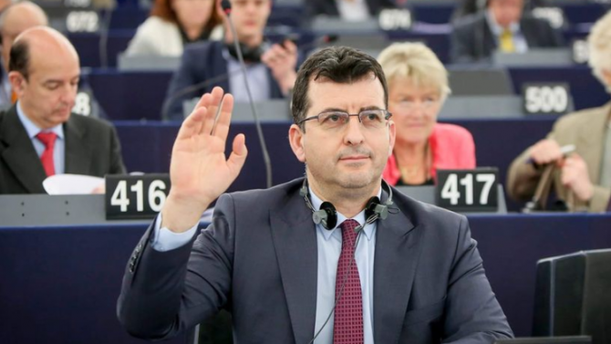 Евродепутатът Асим АдемовАсим Адемов е български евродепутат от ГЕРБ. Роден