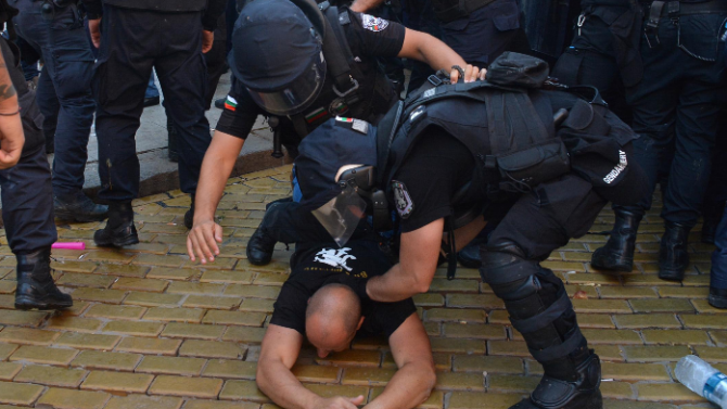 Задържаха футболиста Александър Бранеков за хвърлянето на павета по полицаи