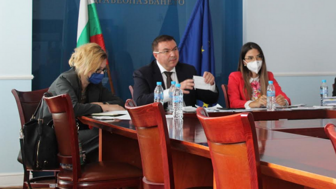 Министър Ангелов: България стриктно се придържа към 14-дневната карантина
