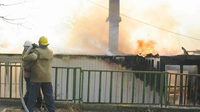 Жена остана без дом след пожар пламнал в съседски двор