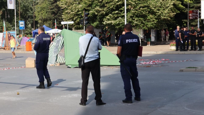 Около девет и половина тази сутрин полицаи обградиха палатковия лагер