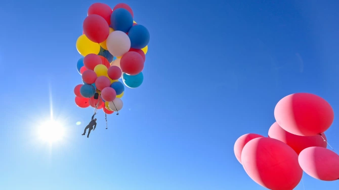Американският фокусник Дейвид Блейн прелетя пустинята Аризона със сноп балони