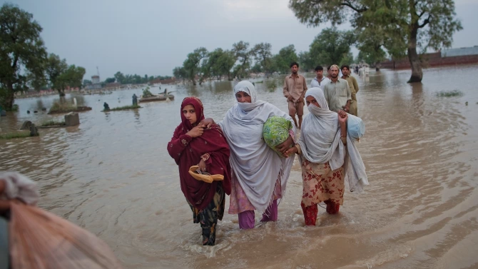 Наводнения предизвикани от едноседмични мусонни дъждове засегнаха северозападен Афганистан и