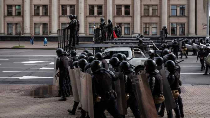 Беларуската полиция арестува петима студенти в столицата Минск съобщиха правозащитни
